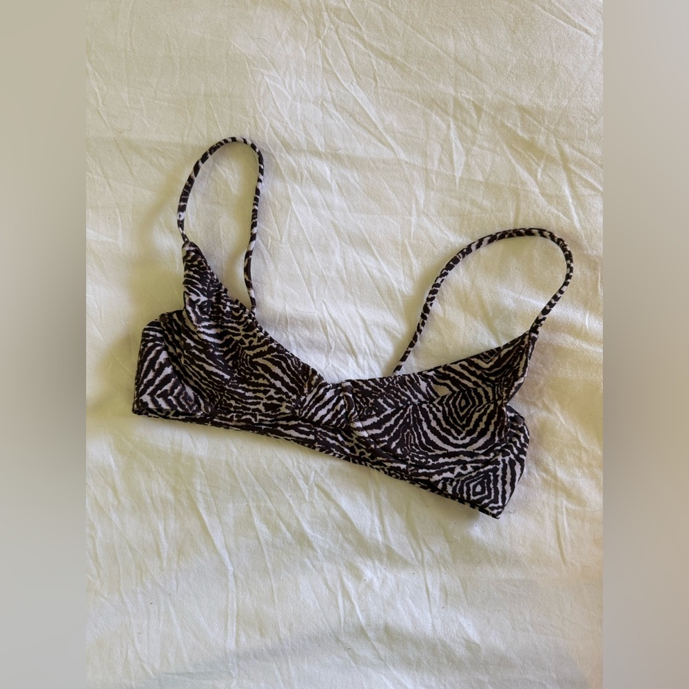 🦓 S O L D 🦓  Benoa Shae Top in Safari